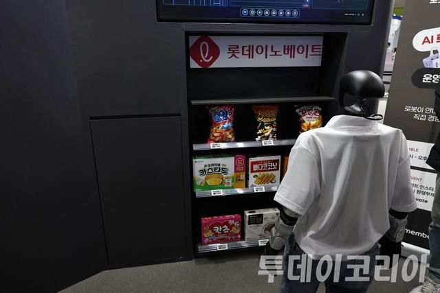 ▲ 롯데이노베이트 부스에서 선보인 휴머노이드 로봇. 사진=투데이코리아