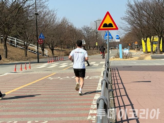 ▲ 한강 공원에서 러너가 러닝을 하고 있다. 사진=투데이코리아