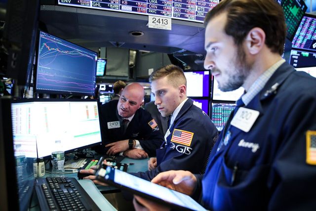 ▲ 뉴욕 증권거래소에서 트레이더들이 근무하고 있다. 사진=뉴시스