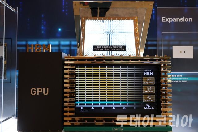 ▲ 미국 라스베이거스에서 열린 CES 2026에서 SK하이닉스가 세계 최초로 선보인 6세대 고대역폭메모리(HBM4) 16단. 사진=진민석 기자
