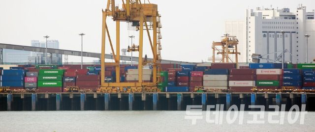 ▲ 인천 중구 부둣가에 수출 대기 중인 컨테이너가 가득 쌓여있다. 사진=투데이코리아