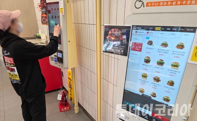▲ 서울 시내에 위치한 한 햄버거 프랜차이즈 점포에서 소비자들이 메뉴를 고르고 있다. 사진=투데이코리아