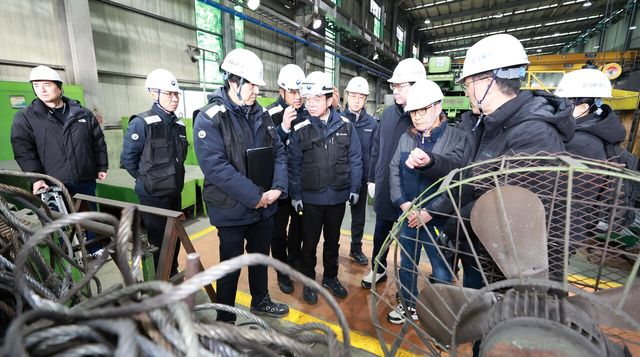▲ 고용노동부 김영훈 장관이 9일 정명근 화성특례시장과 화성시 산업안전지킴이들을 만나 소규모 사업장에 대한 산업재해 예방·대응방안 간담회를 갖고 이들과 함께 직접 금속제품 제조공장을 불시점검했다. 사진=뉴시스