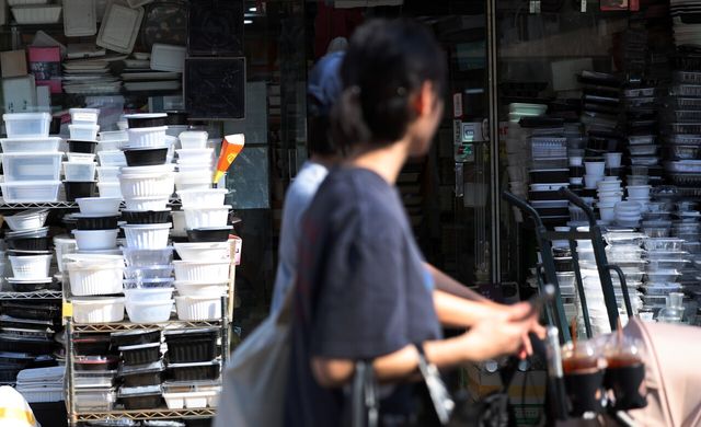 ▲ 서울 중구 방산시장에 플라스틱 용기 제품이 진열돼 있다. 사진=뉴시스