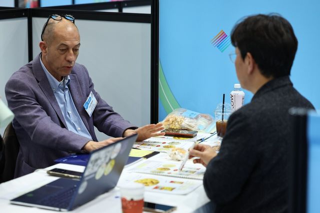 ▲ 서울 강남구 코엑스에서 열린 2025 해외마케팅종합대전에서 중소기업 관계자들이 K푸드 관련 수출상담을 하고 있다. 사진=뉴시스