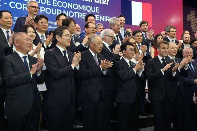 ▲ 단 = 에마뉘엘 마크롱 프랑스 대통령과 김민석 국무총리, 류진 한국경제인협회장, 이재용 삼성전자 회장, 정의선 현대자동차 회장 등 내빈들이 3일 '제3차 한-프랑스 경제계 미래 대화'에서 기념촬영을 하고 있다. 사진=뉴시스