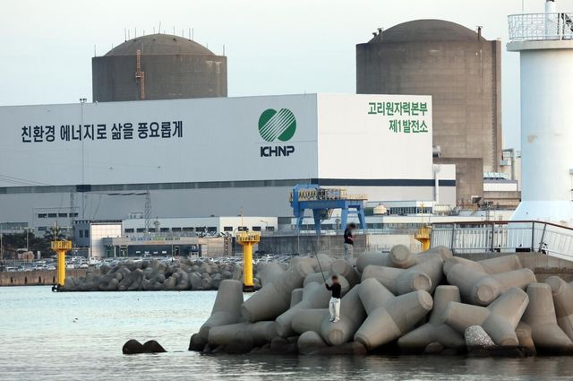 ▲ 부산 기장군의 한 마을에서 바라본 고리원전 2호기(오른쪽)와 영구 정지 8년 만인 지난 6월 해체가 결정된 고리원전 1호기(왼쪽) 모습. 사진=뉴시스