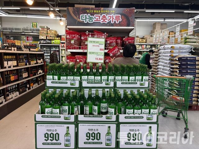 ▲ 서울 가락몰 다농마트에 ‘착한소주 990’이 진열돼 있다. 사진=투데이코리아