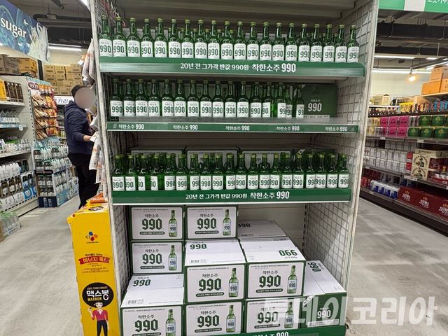 ▲ 서울 가락몰 다농마트에 ‘착한소주 990’이 진열돼 있다. 사진=투데이코리아