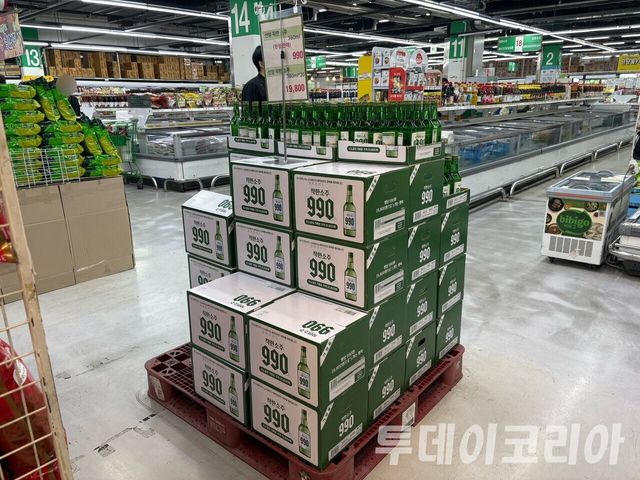 ▲ 서울 가락몰 다농마트에 ‘착한소주 990’이 진열돼 있다. 사진=투데이코리아
