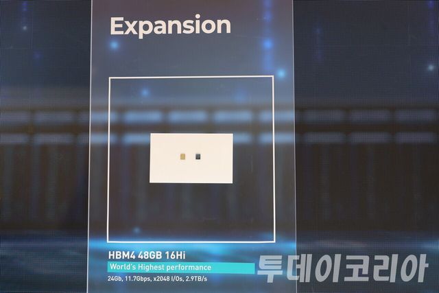 ▲ 미국 라스베이거스 베네시안 컨벤션센터 SK 하이닉스 부스에 차세대 AI 메모리인 ‘HBM4 16단 48GB’가 전시돼 있다. 사진=진민석 기자