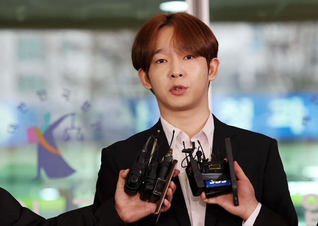 ▲ 마약 투약 혐의를 받는 가수 남태현이 2024년 1월 18일 오전 서울 마포구 서울서부지방법원에서 열린 선고 공판에서 집행유예 선고를 받은 뒤 취재진 질문에 답하고 있다. 사진=뉴시스