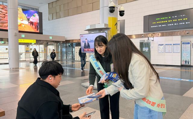 ▲ 한국동서발전 임직원들이 울산 태화강역에서 출근길 시민을 대상으로 에너지 절약 실천을 안내하고 있다. 사진=한국동서발전