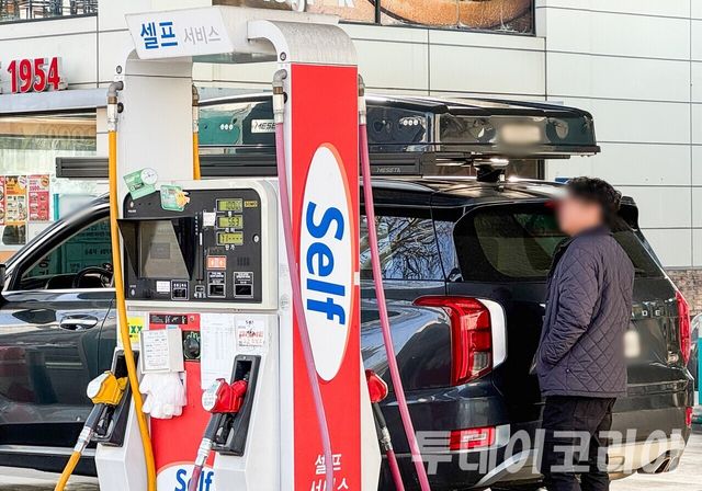 ▲ 서울시의 한 주유소에서 시민이 주유를 하고 있다. 사진=투데이코리아