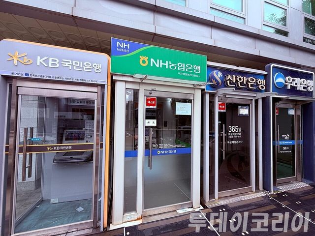 ▲ 서울 시내에 설치된 시중은행 ATM기. 사진=투데이코리아