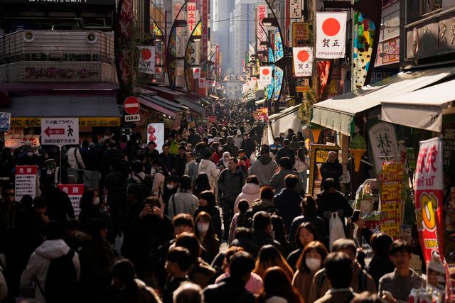 ▲ 지난 2024년 12월 31일(현지시각) 일본 도쿄의 유명 재래시장 '아메요코'에 새해를 앞둔 방문객들이 모여들어 문전성시를 이루고 있다. 사진=뉴시스