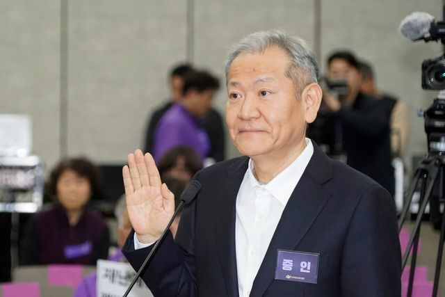 ▲ 이상민 전 행정안전부 장관이 지난 3월 12일 서울 중구 은행회관에서 열린 10·29 이태원참사 진상규명 청문회에서 증인선서를 하고 있다. 사진=뉴시스