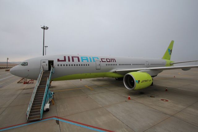 ▲ 1일 오전 인천국제공항 주기장에서 국내 LCC 최초의 중대형 항공기인 진에어 B777-200ER의 1호기 인수식이 열렸다. 사진은 B777-200ER 외부 모습. 진에어가 이날 새롭게 도입한 B777-200ER 항공기는 최대 미주와 유럽까지 운항할 수 있는 장거리 중대형 기종으로, 이번 진에어의 355석 규모 B777-200ER 1호기를 제외하면 현재 국내 모든 LCC는 통상 일본, 중국, 동남아시아 노선을 운항할 수 있는 180~190여석 규모의 중단거리 기종만 보유하고 있다. 사진=뉴시스