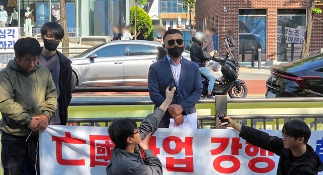 ▲ 삼성전자 주주행동 실천본부가 12일 기자회견을 열고 노조의 총파업 중단을 촉구했다. 사진=독자