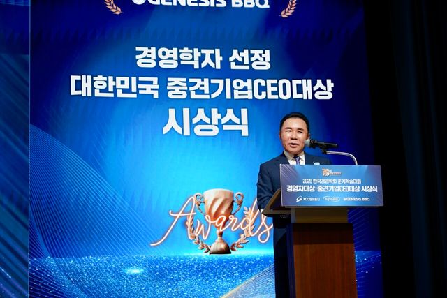 ▲ 제너시스BBQ그룹 윤홍근 회장이 ‘대한민국 중견기업CEO대상’ 수상 후 소감을 말하고 있다. 사진=제너시스BBQ그룹