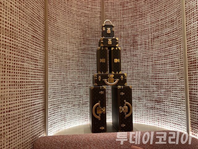 ▲ 서울 내 루이비통 매장에 오브제가 전시되어 있다. 사진=투데이코리아