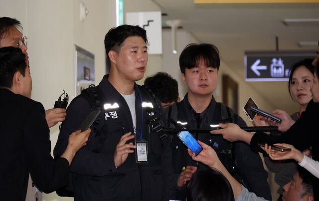 ▲ 11일 삼성전자 노조 대표로 초기업노동조합 삼성전자 지부 최승호 위원장이 사후조정 절차가 열리는 세종시 정부세종청사 중노위에 도착, 취재진 질문에 답고 있다. 삼성전자 노사가 이틀동안 중앙노동위원회 사후조정 절차를 통해 협상을 재개한다. 사진=뉴시스