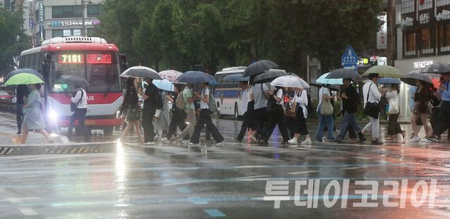 ▲ 서울 광화문 인근에서 시민들이 출근을 위해 횡단보도를 건너고 있다. 사진=투데이코리아