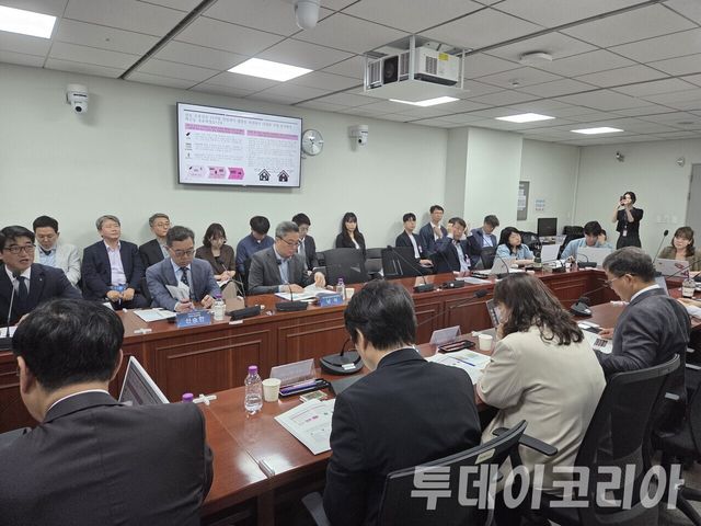 ▲&nbsp;국회 의원회관 제2간담회실에서 ‘디지털 기술 상생 발전과 소비자 편익 확대를 위한 상호운용성 개선 방안 토론회’가 열렸다. 사진=투데이코리아