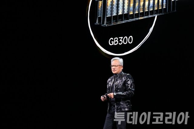 ▲ 지난 1월 5일(현지시간) 젠슨 황 엔비디아 최고경영자(CEO)가 미국 라스베이거스 퐁텐블로 호텔에서 CES 2026 기조연설을 하고 있다. 사진=진민석 기자