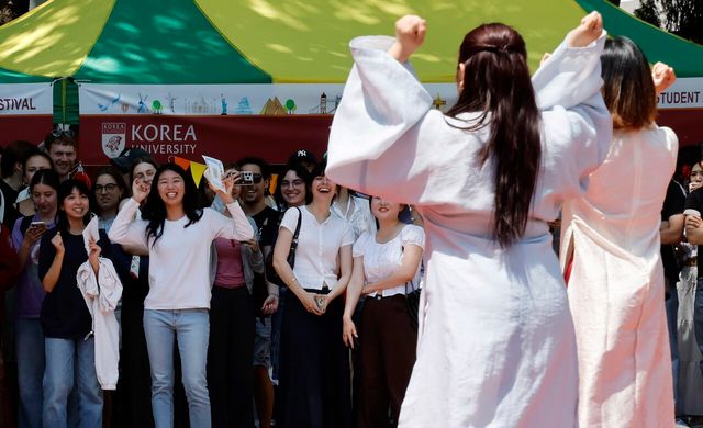 ▲ 14일 오후 서울 성북구 고려대학교에서 열린 2026학년도 1학기 ISFF(International Student Faculty Festival)에서 베트남 학생들이 공연을 펼치고 있다. 사진=뉴시스