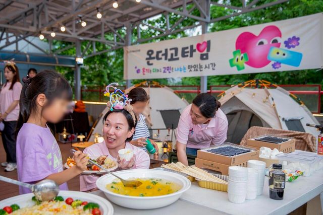 ▲ 아워홈이 서울 종로구에 위치한 아동양육시설 선덕원을 찾아 아이들과 바비큐 파티를 진행했다. 사진=아워홈
