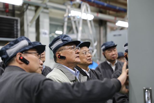 ▲ 구자균 LS일렉트릭 회장이 청주사업장을 방문해 배전반 제품을 직접 살펴 보는 모습. 사진=LS일렉트릭