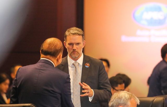 ▲ 제이미슨 그리어 미국 무역대표부(USTR) 대표가 지난해 5월 15일 오후 서귀포 제주국제컨벤션센터(ICC)에서 열린 아시아태평양경제협력체(APEC) 통상장관회의에 앞서 참석자들과 대화를 나누고 있다. 사진=뉴시스
