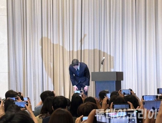 ▲ 정용진 신세계그룹 회장이 26일 조선팰리스 호텔에서 열린 사과문 발표회에서 고개 숙여 사과하고 있다. 사진=투데이코리아
