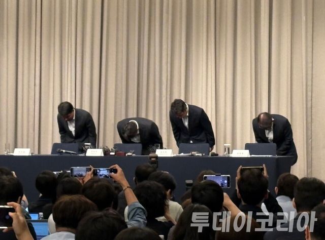 ▲ 신세계그룹 관계자들이 진상조사 결과 발표 전 고개 숙여 사과하고 있다. 사진=투데이코리아