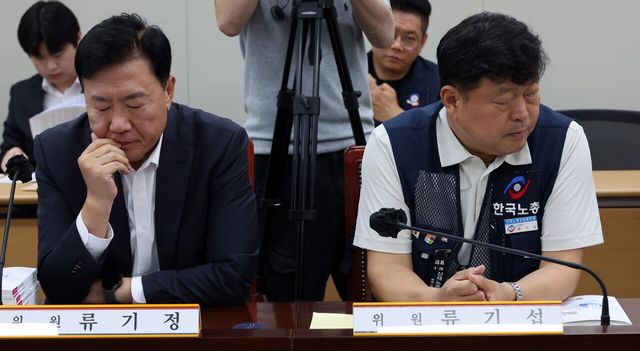 ▲ 26일 세종시 정부세종청사에서 열린 최저임금위원회 2차 전원회의에서 눈을 감고 생각에 잠긴 류기정 사용자 위원과 한 곳을 응시하는 류기섭 근로자 위원이 나란히 앉아 있다. 사진=뉴시스