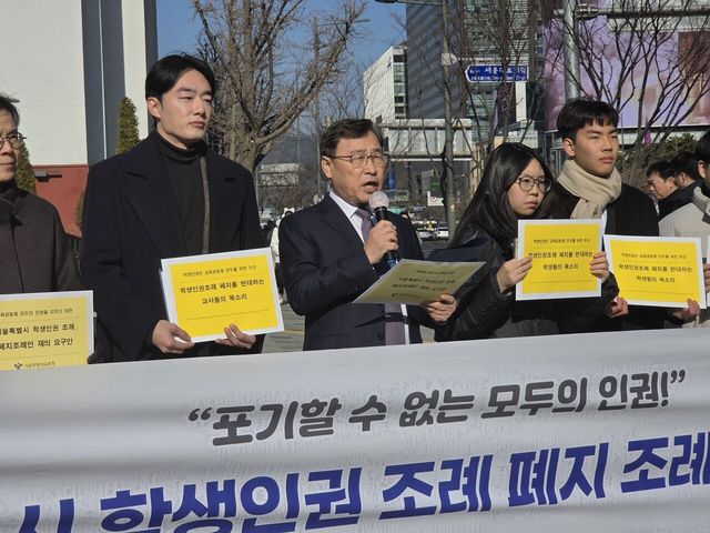 ▲ 지난 1월 5일 정근식 당시 서울시교육감이 서울시의회 정문 앞에서 '학생인권조례 폐지 조례안 재의 요구' 기자회견을 하고 있다. 사진=투데이코리아
