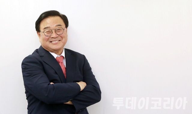 ▲ 조전혁 서울시교육감 후보가 사진 촬영을 하고 있다. 사진=투데이코리아