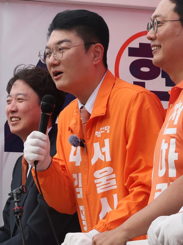 ▲ 김정철 개혁신당 서울시장 후보가 21일 오후 서울 동작구 사당역 인근에서 열린 출정식에서 시민들에게 지지를 호소하고 있다. 사진=뉴시스