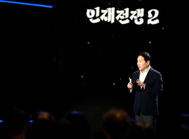 ▲ 최태원 SK 회장이 28일 방영된 KBS 다큐인사이트 '인재전쟁2 – 최태원의 대답' 에 출연해 AI 인재상에 대해 강연하고 있다. 사진=SK