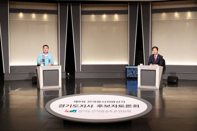 ▲ 27일 KBS에서 열린 제9회 전국동시지방선거 경기도지사 후보자토론회에서 홍성규 진보당 경기도지사 후보와 김현욱 국민연합 후보가 토론을 준비하고 있다. 사진=홍성규 후보 캠프