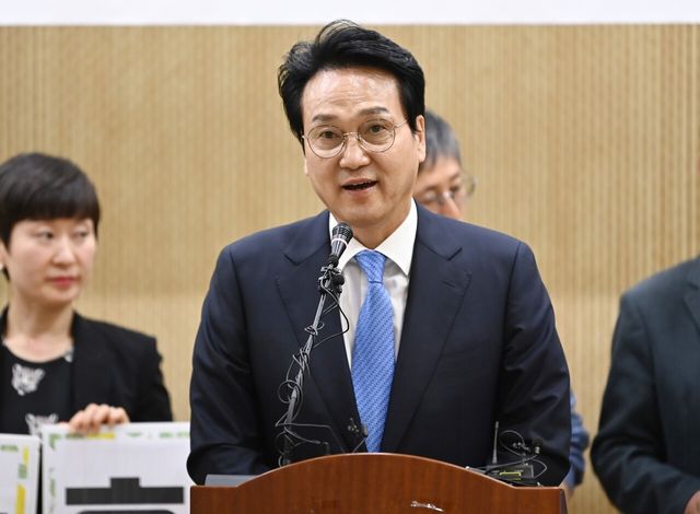 ▲ 6·3 지방선거 경기도교육감 선거의 진보 진영 단일후보로 선출된 안민석 예비후보가 지난 4월 22일 경기 수원시 경기도의회에서 기자회견을 하고 있다. 사진=뉴시스