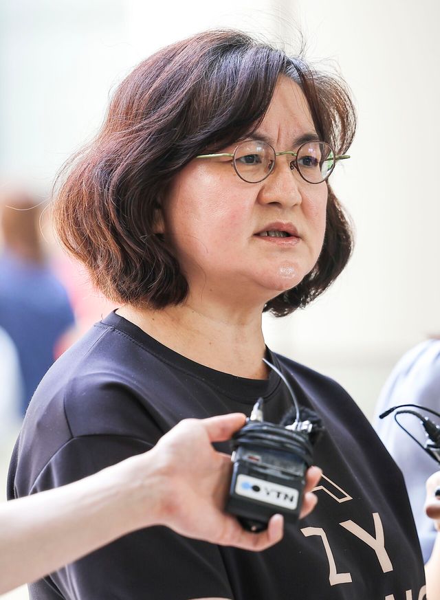 ▲ 고(故) 박주원 양의 어머니 이기철씨가 2024년 6월 11일 서울 서초구 서울중앙지방법원에서 권경애 변호사를 상대로 낸 소송의 1심 선고를 마친 뒤 법정에 나와 심경을 밝히고 있다. 사진=뉴시스