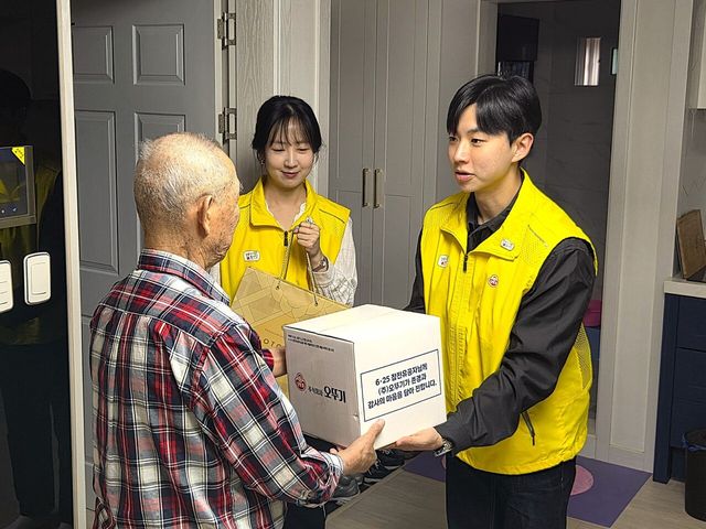 ▲ 오뚜기봉사단원이 6·25 참전유공자에게 후원 키트를 전달하고 있다. 사진=오뚜기