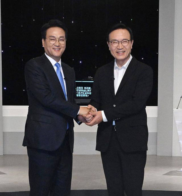 ▲ 안민석(사진왼쪽), 임태희 경기도교육감 후보가 26일 서울시 마포구 상암동SBS프림즈타워에서 열린 제9회 전국동시지방선거 경기도교육감 후보자 토론회에서 기념촬영을 하고 있다. 사진=뉴시스