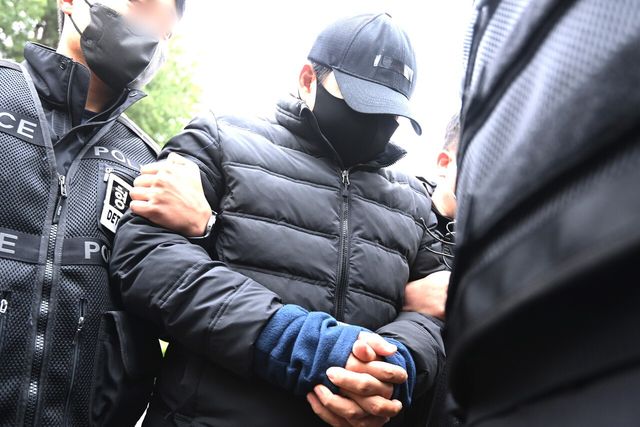 ▲ 박왕열에게 마약을 공급한 혐의로 구속영장이 청구된 ‘청담사장’ 최모(51)씨가 구속 전 피의자 심문(영장실질심사)에 출석하기 위해 지난 3일 경기 수원시 장안구 경기남부경찰청 마약·국제범죄수사대를 나서고 있다. 사진=뉴시스