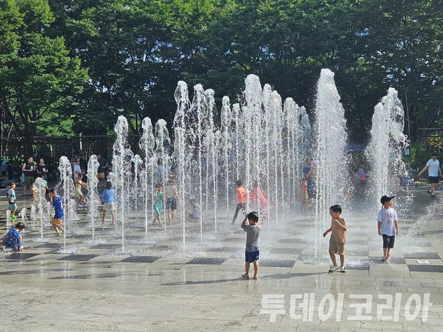 ▲ 서울숲 바닥분수에서 아이들이 물놀이를 하고 있다. 사진=투데이코리아