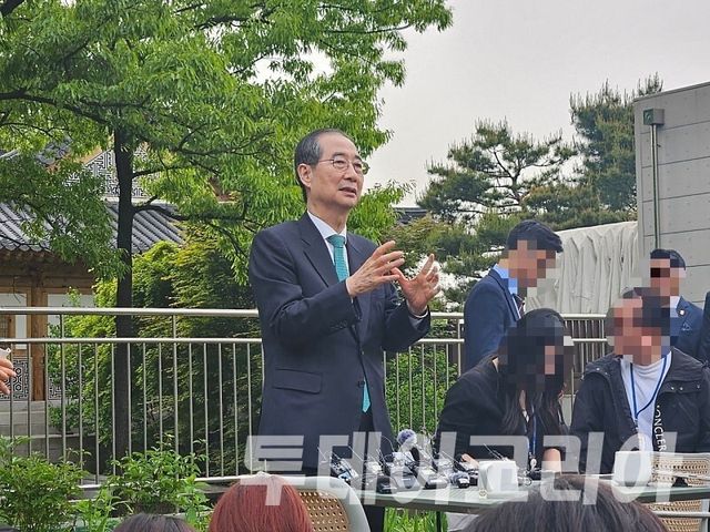 ▲ 한덕수 전 국무총리가 지난해 5월 8일 김문수 전 노동부 장관과 회동을 마치고 기자들의 질의에 답변하고 있다. 사진=투데이코리아