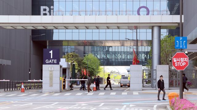 ▲ 삼성바이오로직스 노동조합이 닷새간의 총파업을 마치고 준법투쟁으로 전환한 6일 오전 인천 연수구 삼성바이오로직스 공장으로 직원들이 출입하고 있다. 사진=뉴시스