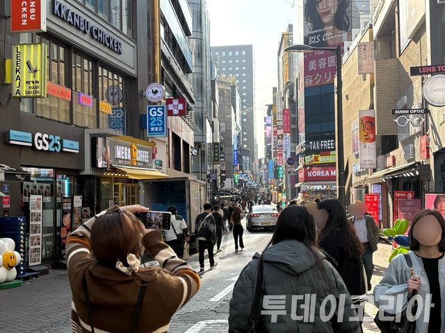 ▲ 지난 3월 23일 명동 거리가 외국인들로 북적이고 있다. 사진=투데이코리아
